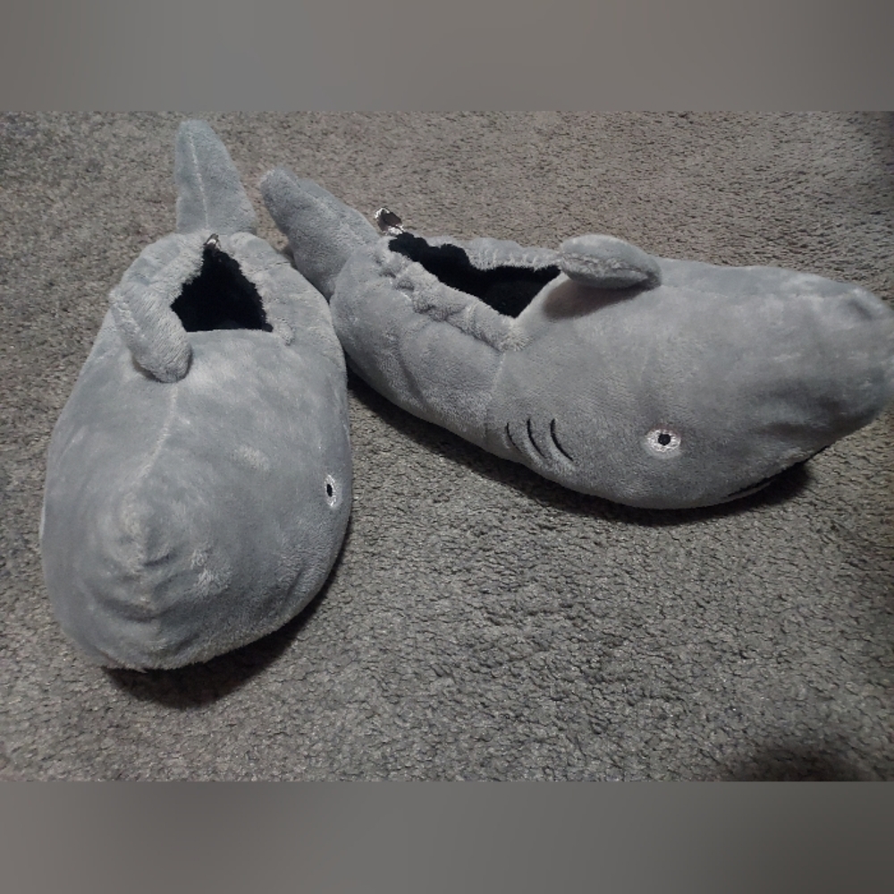 Old Navy Shark Slippers Boys L (1-2) No Slip Sole Padded